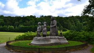 Pomník Babičky s dětmi