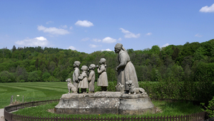 Pomník Babičky s dětmi