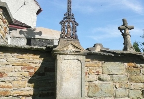 Kříž u brány katolického hřbitova
