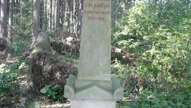 Pomník na hrobě asi 50 padlých