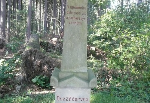 Pomník na hrobě asi 50 padlých