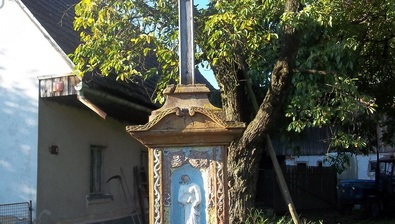 Kamenný podstavec s křížem